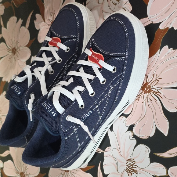 Brand NEW in Box Skechers Arch Fit Arcade Sneakers - Picture 2 of 5